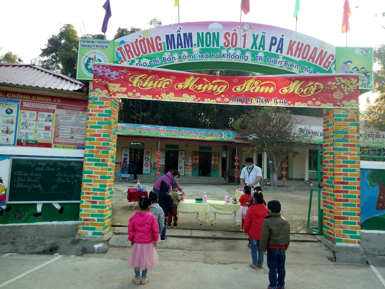 y sỹ đo thân nhiệt